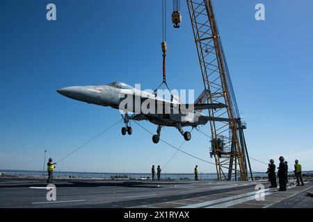 NORFOLK, Virginia (15. April 2024) Seeleute an Bord des weltweit größten Flugzeugträgers, USS Gerald R. Ford (CVN 78), und Naval Facilities Engineering Syste Stockfoto