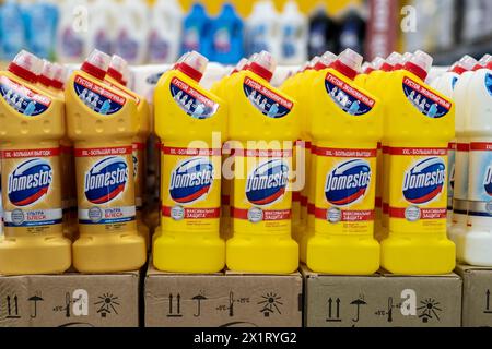 Die Regale in Supermärkten sind mit einer langen Reihe von Flaschen mit Domestos gefüllt. Stockfoto