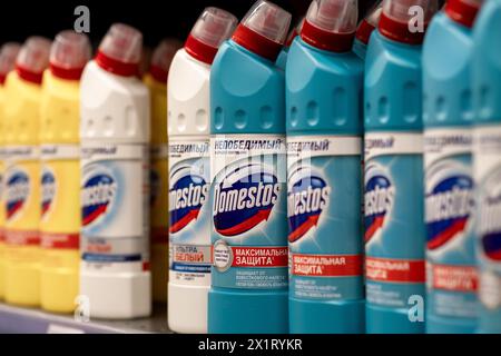 Die Regale in Supermärkten sind mit einer langen Reihe von Flaschen mit Domestos gefüllt. Stockfoto