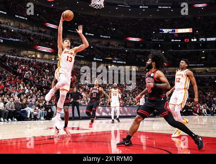 Chicago, USA. April 2024. Bogdan Bogdanovic (L) von Atlanta Hawks hat am 17. April 2024 ein Layup während des NBA-Play-in-Spiels zwischen Atlanta Hawks und Chicago Bulls in Chicago, USA. Quelle: Joel Lerner/Xinhua/Alamy Live News Stockfoto