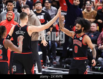 Chicago, USA. April 2024. Coby White (R) von Chicago Bulls feiert am 17. April 2024 das Torspiel zwischen Atlanta Hawks und Chicago Bulls in Chicago, USA. Quelle: Joel Lerner/Xinhua/Alamy Live News Stockfoto