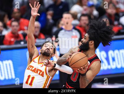 Chicago, USA. April 2024. Coby White (R) von Chicago Bulls streitet mit Trae Young von Atlanta Hawks während des NBA-Play-in-Spiels zwischen Atlanta Hawks und Chicago Bulls am 17. April 2024 in Chicago, USA. Quelle: Joel Lerner/Xinhua/Alamy Live News Stockfoto