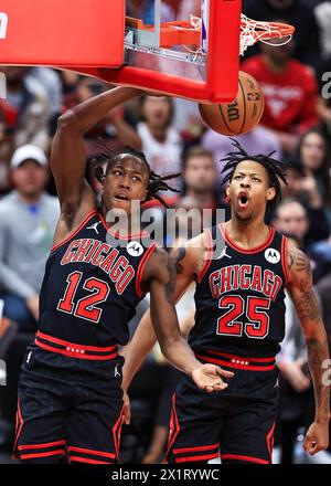 Chicago, USA. April 2024. Ayo Dosunmu (L) von Chicago Bulls dunks während des NBA-Play-in-Spiels zwischen Atlanta Hawks und Chicago Bulls am 17. April 2024 in Chicago, USA. Quelle: Joel Lerner/Xinhua/Alamy Live News Stockfoto