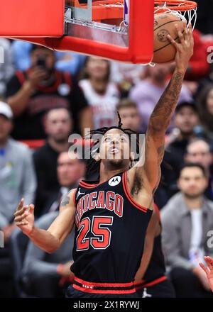 Chicago, USA. April 2024. Dalen Terry von Chicago Bulls spielt am 17. April 2024 im NBA-Play-in-Spiel zwischen Atlanta Hawks und Chicago Bulls in Chicago, USA. Quelle: Joel Lerner/Xinhua/Alamy Live News Stockfoto