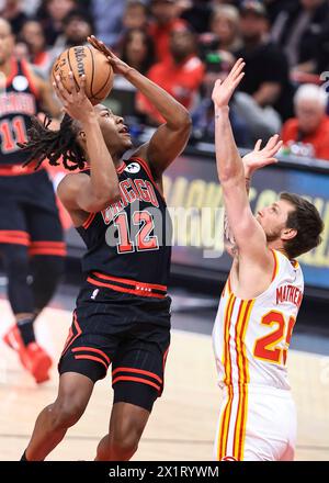 Chicago, USA. April 2024. Ayo Dosunmu (L) von Chicago Bulls schießt am 17. April 2024 während des NBA-Spiels zwischen Atlanta Hawks und Chicago Bulls in Chicago, USA. Quelle: Joel Lerner/Xinhua/Alamy Live News Stockfoto