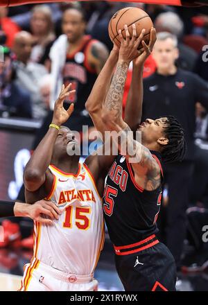 Chicago, USA. April 2024. Clint Capela (L) von Atlanta Hawks und Dalen Terry von Chicago Bulls wetteifern am 17. April 2024 um einen Rebound während des NBA-Play-in-Spiels zwischen Atlanta Hawks und Chicago Bulls in Chicago, USA. Quelle: Joel Lerner/Xinhua/Alamy Live News Stockfoto