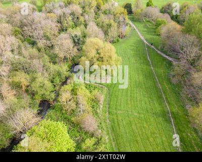 Foots Cray Wiadows am Ufer des Flusses Cray ist ein Naturschutzgebiet mit Wäldern, Spaziergängen und Wiesen in sidcup london Stockfoto