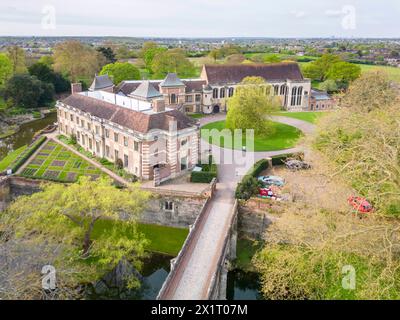 Aus der Vogelperspektive des eltham Palace ist eine alte königliche Residenz aus dem Jahr 1305. Größtenteils im Art déco-Stil in den 1930er Jahren restauriert mit preisgekröntem Garten Stockfoto