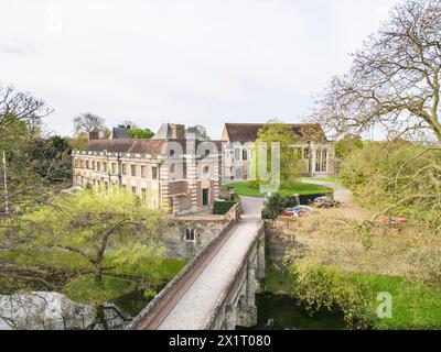 Aus der Vogelperspektive des eltham Palace ist eine alte königliche Residenz aus dem Jahr 1305. Größtenteils im Art déco-Stil in den 1930er Jahren restauriert mit preisgekröntem Garten Stockfoto