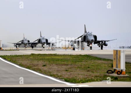 Seoul, SÜDKOREA. Mai 2016. 18. April 2024 in Seoul, Südkorea-ROK Air Force F-4E Phantomjäger feuert eine Luft-Boden-Rakete AGM 142 Popeye in seiner letzten Feuerübung ab, bevor sie im Juni ausscheidet. (Kreditbild: © Verteidigungsministerium via ZUMA Press Wire) NUR REDAKTIONELLE VERWENDUNG! Nicht für kommerzielle ZWECKE! Stockfoto