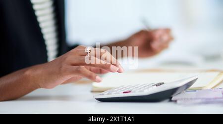 Buchhaltung, Frau und Hand mit Taschenrechner im Büro für Unternehmensüberprüfung, Budget und Analyse. Unternehmen, Buchhalter und Person mit Notizbuch bei der Arbeit Stockfoto