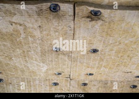 Dämmplatten aus Mineralwolle, die an der Decke verklebt wurden. Stockfoto
