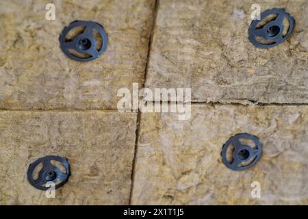 Dämmplatten aus Mineralwolle, die an der Decke verklebt wurden. Stockfoto