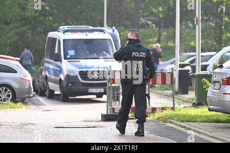 18. April 2024, Nordrhein-Westfalen, Düren: Polizeibeamte durchsuchen Wohnungen und Häuser in der Nähe der Innenstadt im Rahmen eines Überfalls gegen Menschenschmuggel. Sie setzten die gestern eingeleiteten Maßnahmen fort. Foto: Roberto Pfeil/dpa Stockfoto