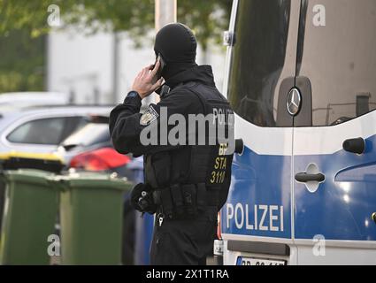 18. April 2024, Nordrhein-Westfalen, Düren: Polizeibeamte durchsuchen Wohnungen und Häuser in der Nähe der Innenstadt im Rahmen eines Überfalls gegen Menschenschmuggel. Sie setzten die gestern eingeleiteten Maßnahmen fort. Foto: Roberto Pfeil/dpa Stockfoto