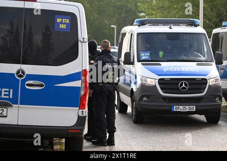 18. April 2024, Nordrhein-Westfalen, Düren: Polizeibeamte durchsuchen Wohnungen und Häuser in der Nähe der Innenstadt im Rahmen eines Überfalls gegen Menschenschmuggel. Sie setzten die gestern eingeleiteten Maßnahmen fort. Foto: Roberto Pfeil/dpa Stockfoto