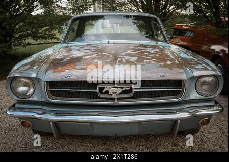 Der alte Ford Mustang muss restauriert werden, der im April 2024 beim Banbury Car & Bike Meet im Banbury Cricket Club in Bodicote ausgestellt wurde. Stockfoto