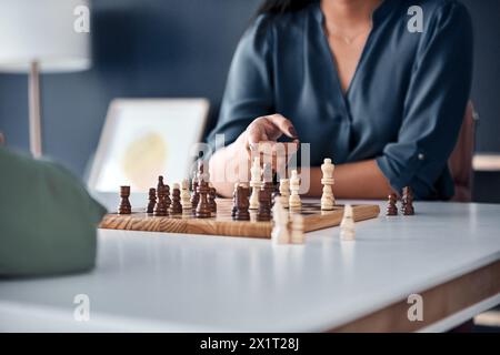 Brettspiel-, Schach- oder Geschäftshändler im Büro zum Denken, Planen oder zur Bewegungsstrategie. Arbeit, Partnerschaft oder Freunde am Arbeitsplatz für Brain Stockfoto