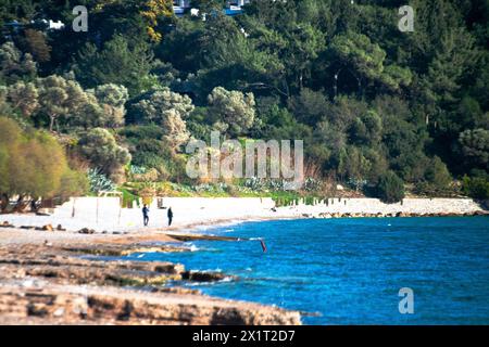 Tauchen Sie ein in die beruhigende Schönheit des blauen Meeres, das sich über die ruhigen Gewässer des Golfs erstreckt. Stockfoto