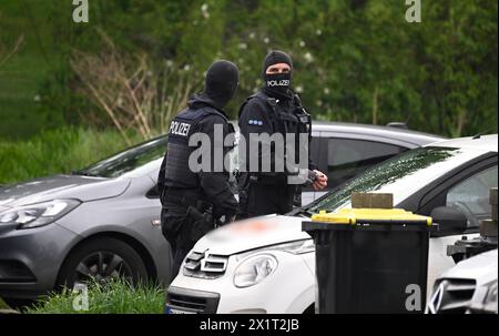 18. April 2024, Nordrhein-Westfalen, Düren: Polizeibeamte durchsuchen Wohnungen und Häuser in der Nähe der Innenstadt im Rahmen eines Überfalls gegen Menschenschmuggel. Sie setzten die gestern eingeleiteten Maßnahmen fort. Foto: Roberto Pfeil/dpa Stockfoto