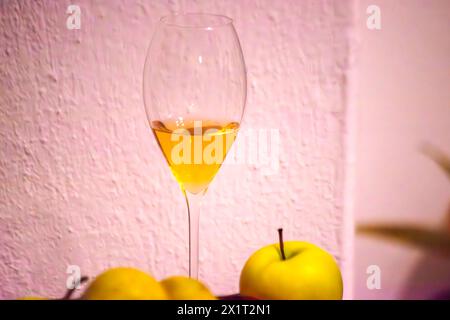 Genießen Sie die köstliche Kombination aus Mandarinen, grünen Äpfeln und einem Glas Wein für einen erfrischenden und geschmackvollen Genuss. Stockfoto