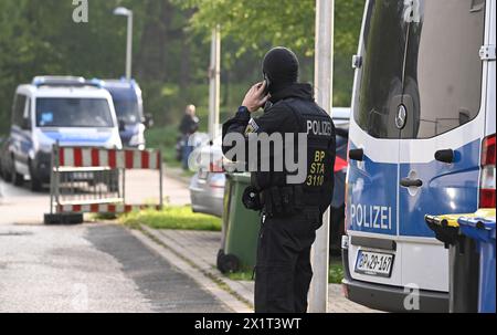 18. April 2024, Nordrhein-Westfalen, Düren: Polizeibeamte durchsuchen Wohnungen und Häuser in der Nähe der Innenstadt im Rahmen eines Überfalls gegen Menschenschmuggel. Sie setzten die gestern eingeleiteten Maßnahmen fort. Foto: Roberto Pfeil/dpa Stockfoto