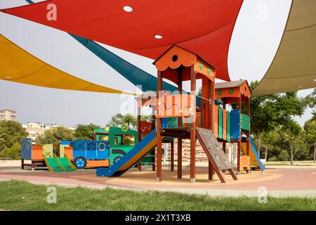 Lebendiger Kinderspielplatz unter schützenden schattigen Segeln. Stockfoto