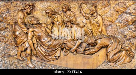 MAILAND, ITALIEN - 5. MÄRZ 2024: Das geschnitzte Detail des Reliefs der Beerdigung Jesu in der Kirche Chiesa di San Camillo von Annibale Pagnoni (1900). Stockfoto