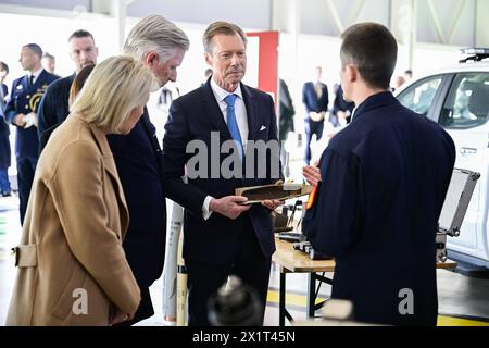 Melsbroek, Belgien. April 2024. Verteidigungsministerin Ludivine Dedonder, König Philippe-Filip von Belgien und Großherzog Henri von Luxemburg, fotografiert während eines Besuchs des Militärflughafens Melsbroek am dritten und letzten Tag des offiziellen Staatsbesuchs des luxemburgischen Königspaares in Belgien am Donnerstag, den 18. April 2024, in Brüssel. BELGA FOTO LAURIE DIEFFEMBACQ Credit: Belga News Agency/Alamy Live News Stockfoto