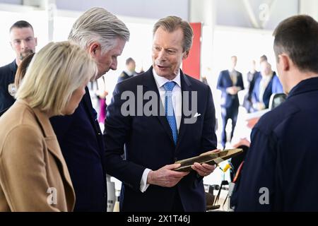 Melsbroek, Belgien. April 2024. Verteidigungsministerin Ludivine Dedonder, König Philippe-Filip von Belgien und Großherzog Henri von Luxemburg, fotografiert während eines Besuchs des Militärflughafens Melsbroek am dritten und letzten Tag des offiziellen Staatsbesuchs des luxemburgischen Königspaares in Belgien am Donnerstag, den 18. April 2024, in Brüssel. BELGA FOTO LAURIE DIEFFEMBACQ Credit: Belga News Agency/Alamy Live News Stockfoto