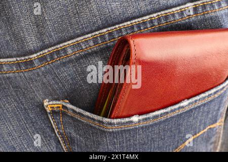 Braune Geldbörse in der Jeansrückentasche. Nahaufnahme. Stockfoto