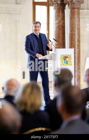München, Deutschland. April 2024. Markus Söder (CSU), Parteivorsitzender und Ministerpräsident Bayerns, spricht am 18. April 2024 beim Buchvortrag „die Bayerischen Ministerpräsidenten 1918 - 2018“ im Kuppelsaal der Bayerischen Staatskanzlei in München. Quelle: Matthias Balk/dpa/Alamy Live News Stockfoto