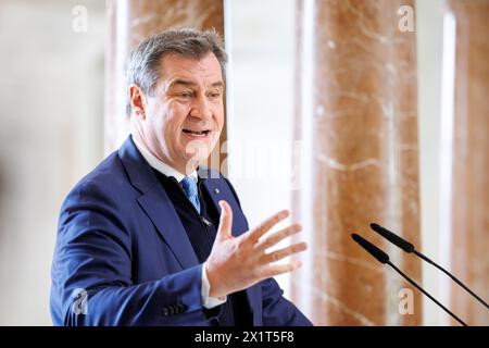 München, Deutschland. April 2024. Markus Söder (CSU), Parteivorsitzender und Ministerpräsident Bayerns, spricht am 18. April 2024 beim Buchvortrag „die Bayerischen Ministerpräsidenten 1918 - 2018“ im Kuppelsaal der Bayerischen Staatskanzlei in München. Quelle: Matthias Balk/dpa/Alamy Live News Stockfoto