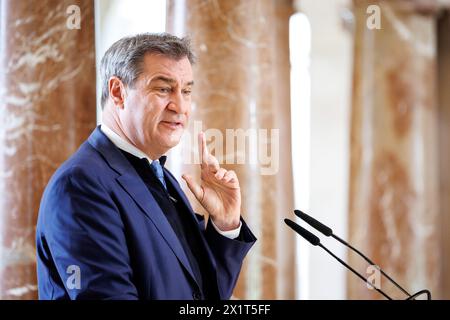 München, Deutschland. April 2024. Markus Söder (CSU), Parteivorsitzender und Ministerpräsident Bayerns, spricht am 18. April 2024 beim Buchvortrag „die Bayerischen Ministerpräsidenten 1918 - 2018“ im Kuppelsaal der Bayerischen Staatskanzlei in München. Quelle: Matthias Balk/dpa/Alamy Live News Stockfoto