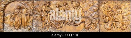 MAILAND, ITALIEN - 5. MÄRZ 2024: Das gravierte Reliefgrab Jesu in der Kirche Chiesa di San Camillo von Annibale Pagnoni (1900). Stockfoto