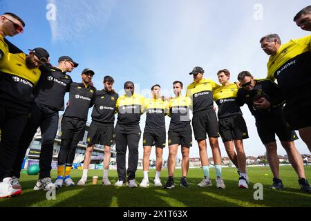 Bristol, Großbritannien, 12. April 2024. Gloucestershire Head Coach Mark Alleyne und Graeme van Buuren von Gloucestershire führen das Team an Stockfoto