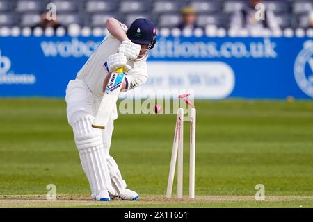 Bristol, Großbritannien, 12. April 2024. Yorkshire's Finlay Bean wird von Josh Shaw aus Gloucestershire während des Spiels der Vitality County Championship gekegelt Stockfoto