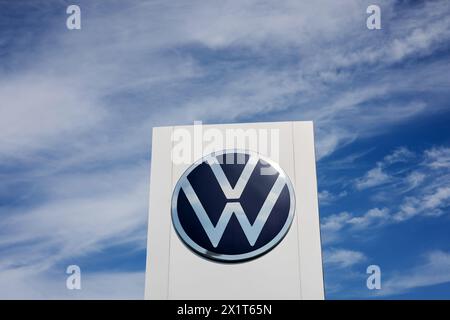 Minsk, Weißrussland, 18. April 2024 - Volkswagen-Schild. Symbol VW Salongebäude über blauem Himmel im Hintergrund. Stockfoto