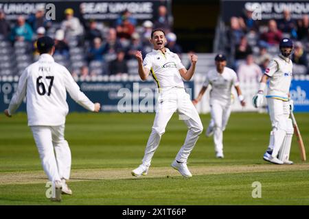 Bristol, Großbritannien, 12. April 2024. Zaman Akhter in Gloucestershire feiert die Übernahme des Wickets von Joe Root in Yorkshire Stockfoto