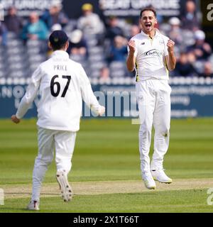 Bristol, Großbritannien, 12. April 2024. Zaman Akhter in Gloucestershire feiert die Übernahme des Wickets von Joe Root in Yorkshire Stockfoto