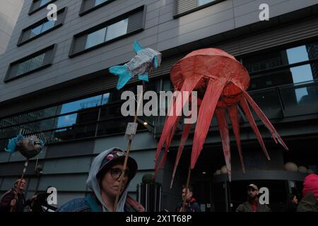 Ocean Rebellion (OR) veranstaltet ein Protestkonzert gegen einen Bergbaugipfel im Hilton in Canary Wharf, in dem seine schädlichen Auswirkungen auf die Meereslebewesen hervorgehoben werden. Der Tiefseebergbau, bei dem „Manganknollen“ aus dem Meeresboden für die Verwendung in grünen Technologien gewonnen werden, verursacht vermutlich erhebliche Umweltschäden. Sie entzieht dem Meeresboden Leben, setzt Sedimentfedern frei und erzeugt Geräusche, die Meerestiere verwirren. Die Lärmbelästigung durch den Tiefseebergbau ist hundertmal lauter als ein Raketenstart. Eine Tiefsee-Bergbaulizenz würde einen Meeresboden um ein Drittel der Größe Belgiens abreißen Stockfoto