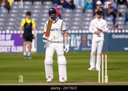 Bristol, Großbritannien, 12. April 2024. Shan Masood in Yorkshire feiert das Erreichen eines Jahrhunderts während des Spiels der Vitality County Championship Stockfoto