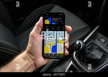 Novi Sad, Serbien - 1. April 2024: CarVertical Application Page für iPhone im Apple AppStore, illustrierende Editorial Stockfoto