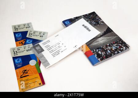 Tickets und offizieller Zuschauerführer des Stadions für die Olympischen Sommerspiele 2004 in Athen Stockfoto