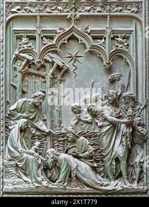 MAILAND, ITALIEN - 16. SEPTEMBER 2024: Das Detail aus dem bronzenen Haupttor der Kathedrale - drei Magien - von Ludovico Pogliaghi (1906). Stockfoto