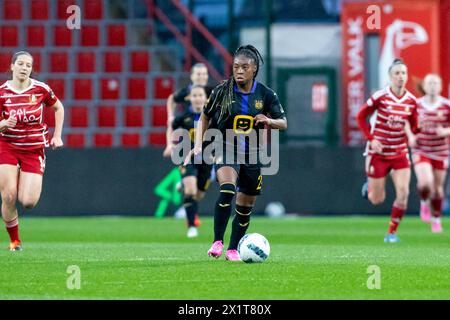 Lüttich, Belgien. April 2024. Esther Buabadi (24) von Anderlecht, dargestellt während eines Frauenfußballspiels zwischen Standard Femina de Lüttich und RSC Anderlecht Women am 4. Spieltag in den Play-offs der Saison 2023–2024 in der belgischen Lotto Womens Super League am Dienstag, 16. April 2024 in Lüttich, BELGIEN. Quelle: Sportpix/Alamy Live News Stockfoto