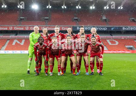Lüttich, Belgien. April 2024. Das Team posiert für ein Mannschaftsfoto, das während eines Frauenfußballspiels zwischen Standard Femina de Lüttich und RSC Anderlecht Women am 4. Spieltag in den Play-offs der Saison 2023 - 2024 in der belgischen Lotto Women's Super League am Mittwoch, den 16. April 2024 in Lüttich gezeigt wurde. BELGIEN . Quelle: Sportpix/Alamy Live News Stockfoto