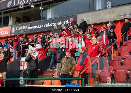 Lüttich, Belgien. April 2024. Die Fans von Standard wurden während eines Frauenfußballspiels zwischen Standard Femina de Lüttich und RSC Anderlecht Women am 4. Spieltag in den Play-offs der Saison 2023 - 2024 in der belgischen Lotto Womens Super League am Mittwoch, 16. April 2024 in Lüttich, BELGIEN, gezeigt. Quelle: Sportpix/Alamy Live News Stockfoto