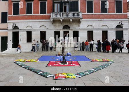 Italien, Venedig, 17. April 2024 : ein Künstler tritt auf der 60. Kunstbiennale in Venedig am 17. April 2024 auf. Die 60. Internationale Kunstausstellung ist vom 20. April bis 24. November für die Öffentlichkeit geöffnet und trägt den Titel „Strangers Everywhere“. Venedig, Italien Foto © Ottavia Da Re/Sintesi/Alamy Live News Stockfoto