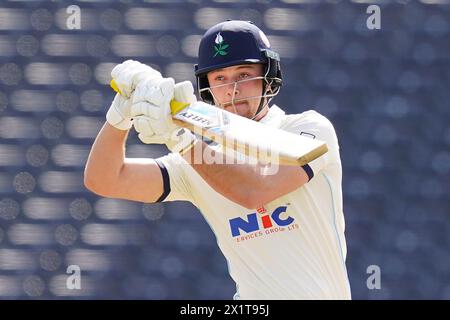 Bristol, Großbritannien, 14. April 2024. Yorkshires Finlay Bean schlägt während des Spiels der Vitality County Championship im Seat Unique Stadium, Bristol. Stockfoto